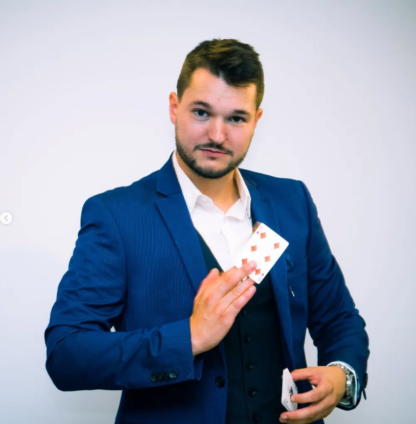 Magicien Associé